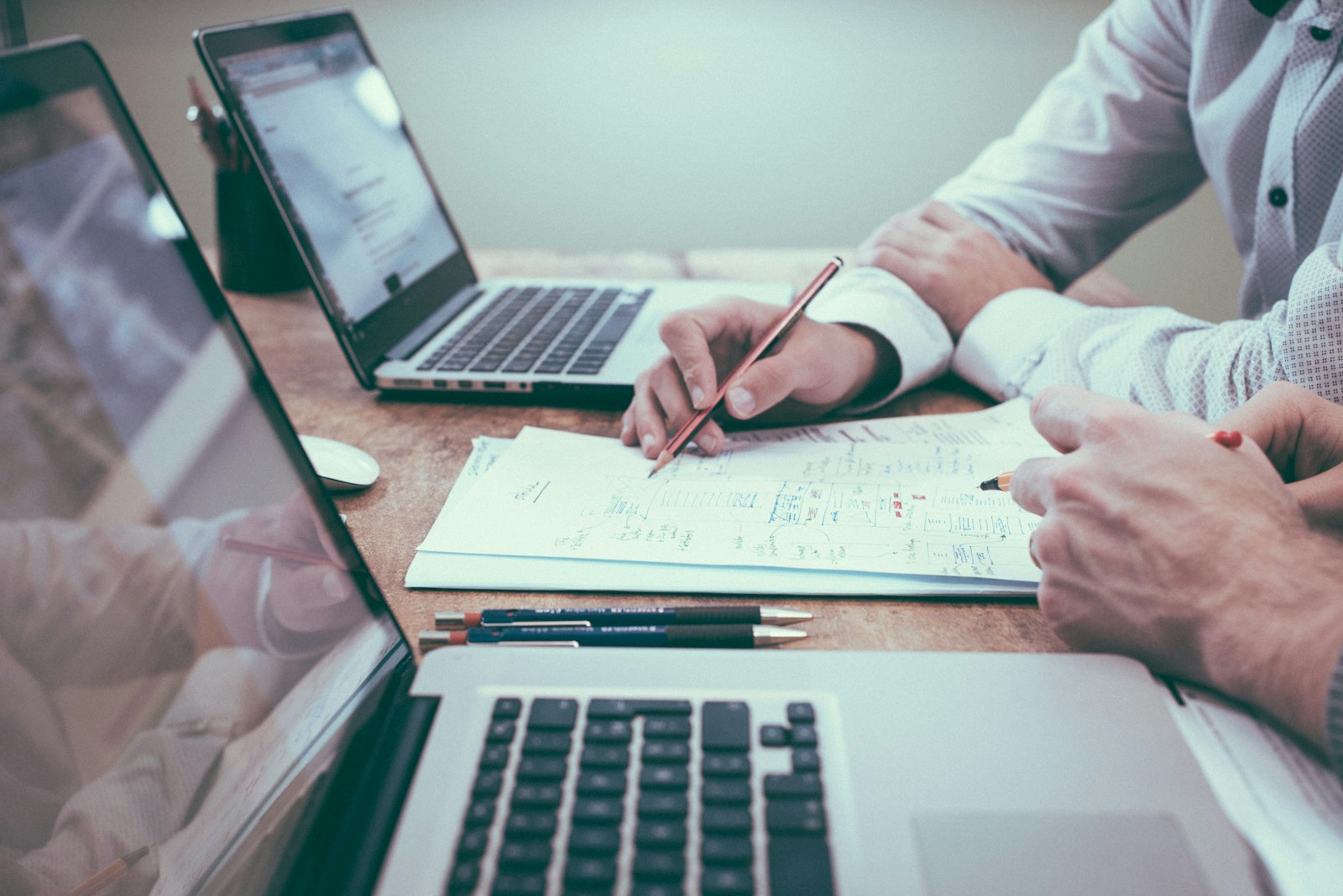 Team bespricht einen klaren digitalen Arbeitsablauf im Unternehmen